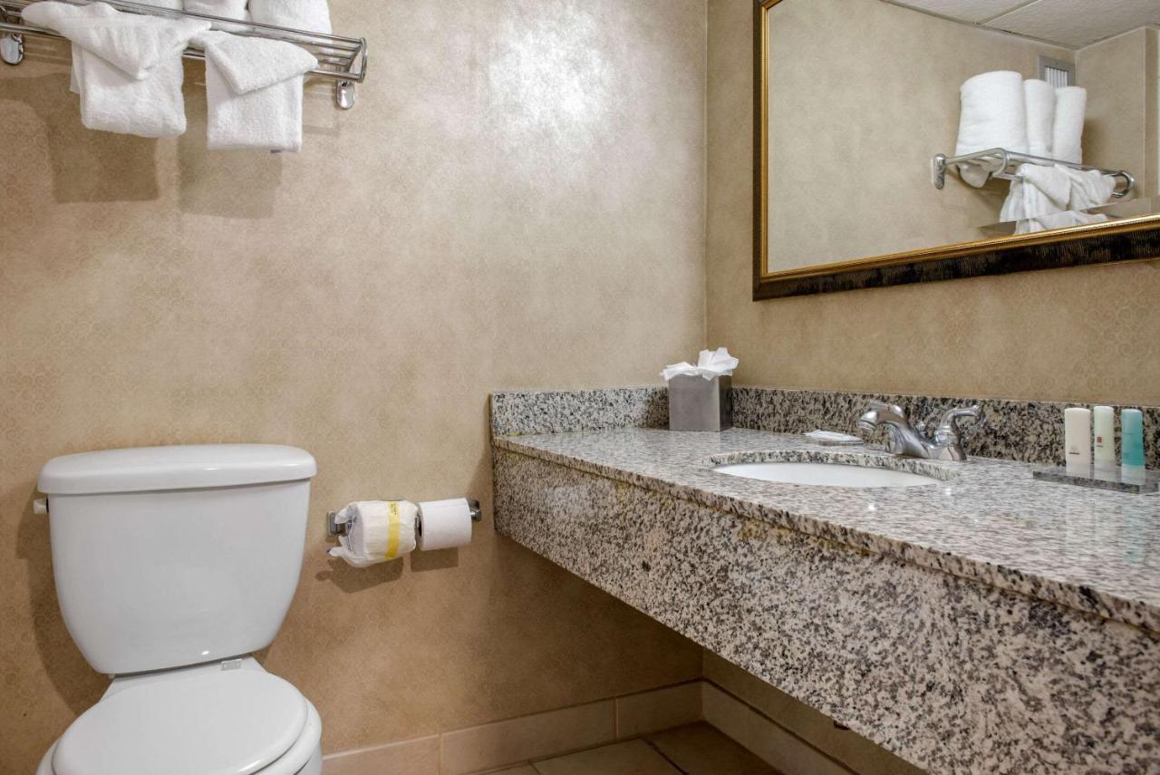 Clarion Hotel インディアナポリス エクステリア 写真