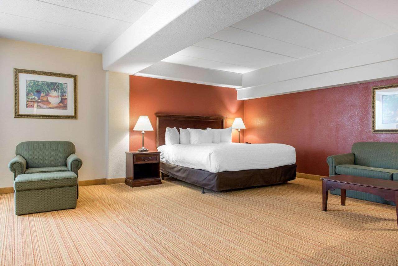 Clarion Hotel インディアナポリス エクステリア 写真