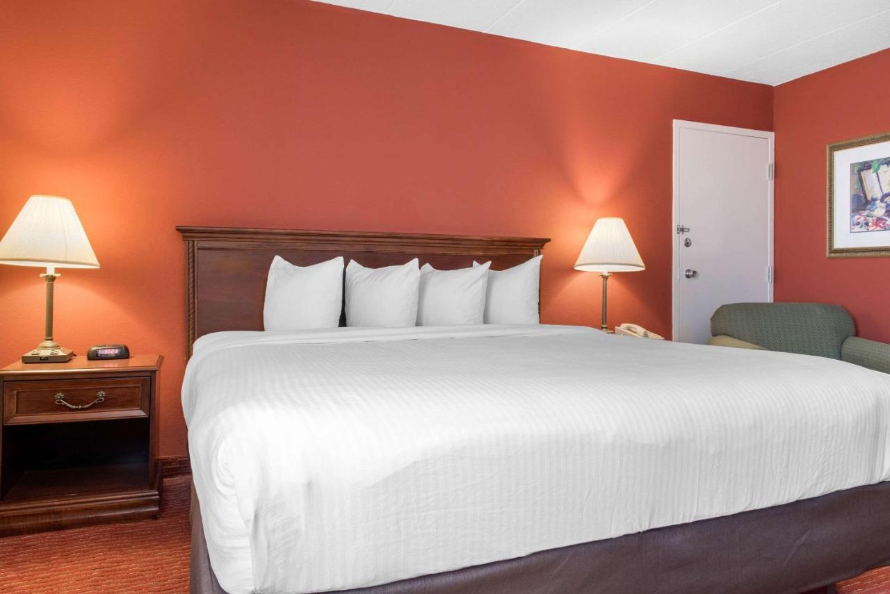 Clarion Hotel インディアナポリス エクステリア 写真