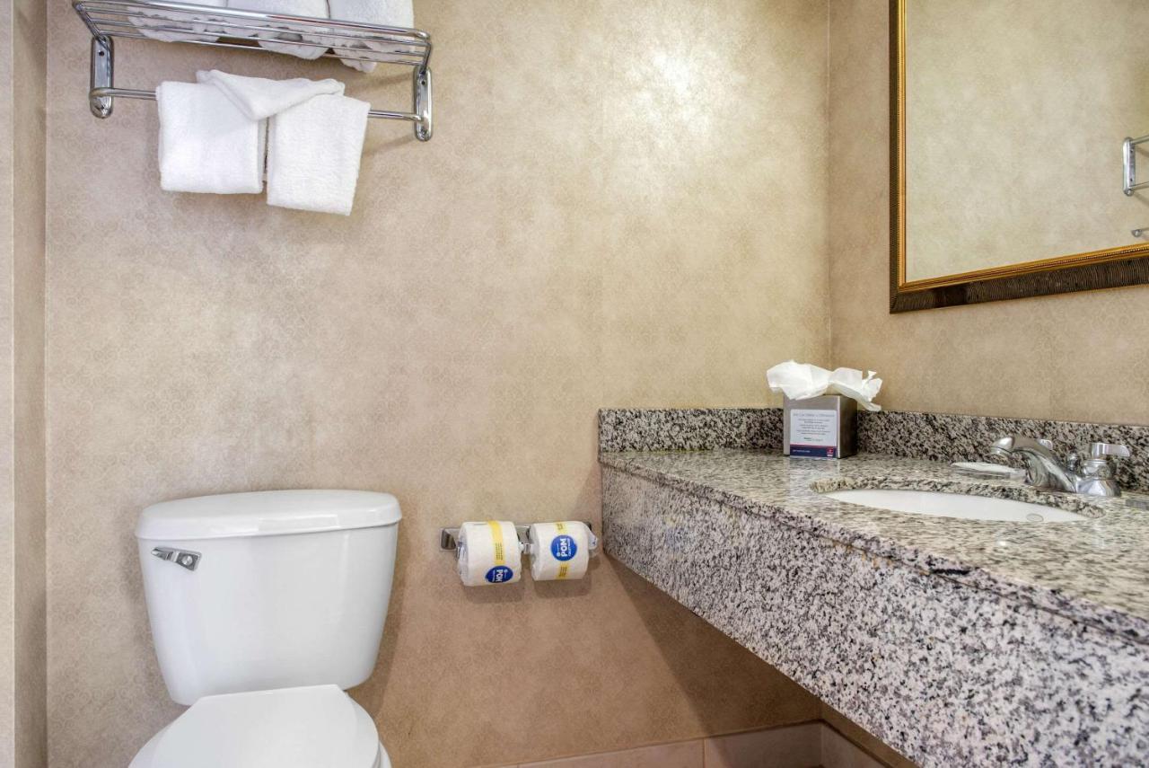 Clarion Hotel インディアナポリス エクステリア 写真