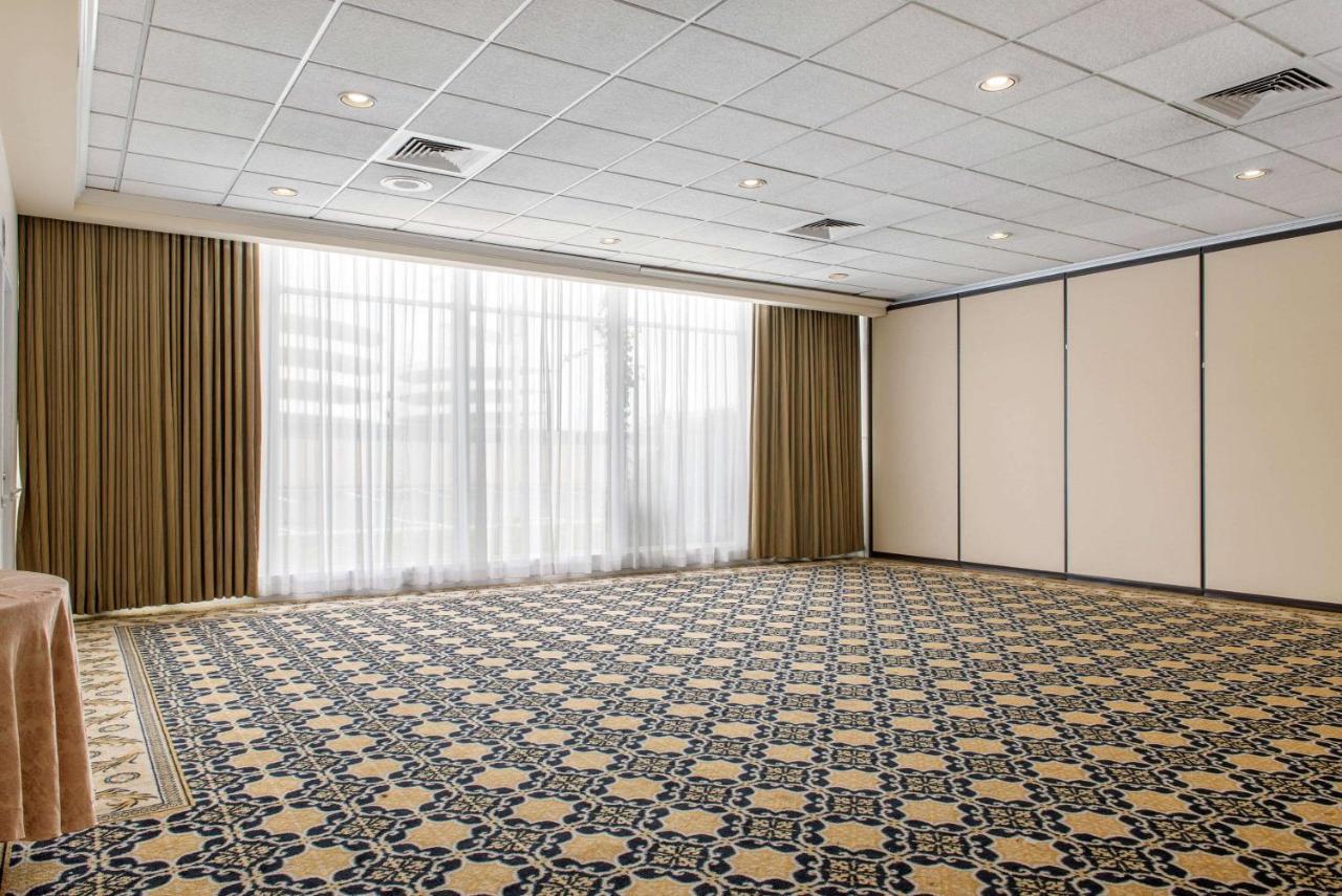 Clarion Hotel インディアナポリス エクステリア 写真